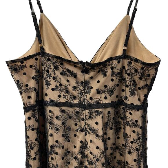 En crème Boutique Lace Overlay Long Dress W/ Keyhole Nude Black Spaghetti Strap - Picture 8 of 11